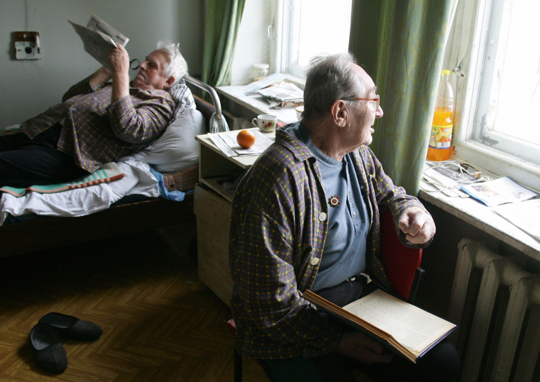 Пациенты в больничной палате.