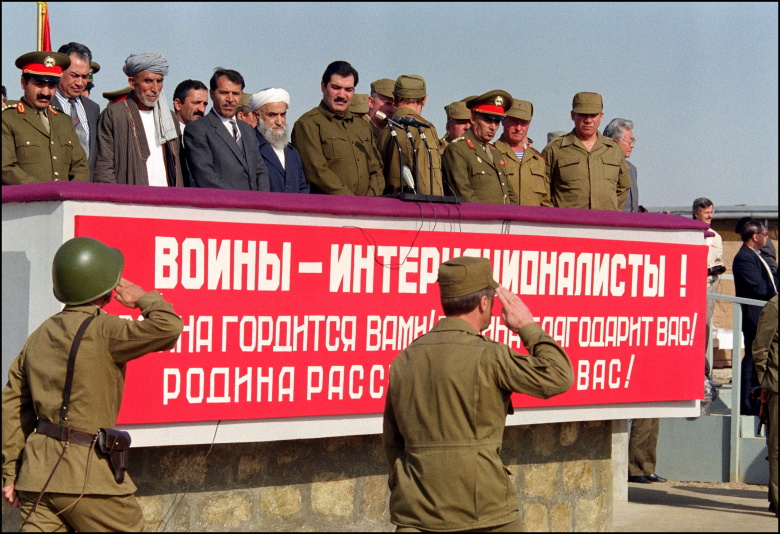 Президент Афганистана Мохаммед Наджибулла (в центре) 17 октября 1986 года вместе с советскими и афганскими солдатами в центре Кабула.