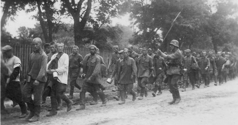 Колонну советских военнопленных гонят в лагерь, лето 1941 года.
