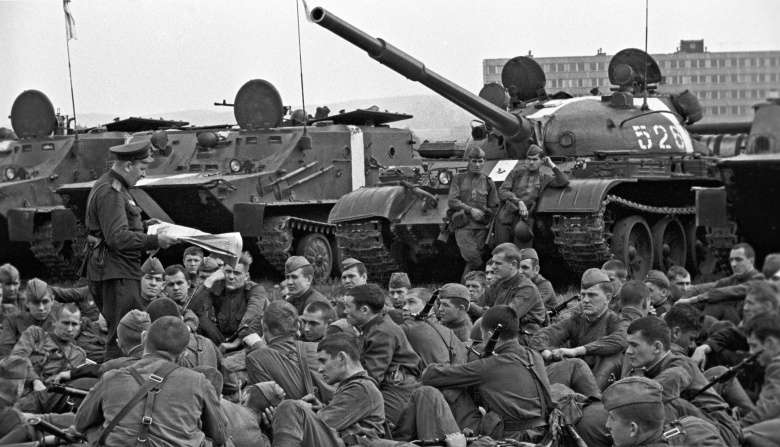 Бойцы одной из частей Советской Армии, введенной на территорию Чехословакии в августе 1968 года, слушают политинформацию. Фото: Валерий Шустов / РИА Новости