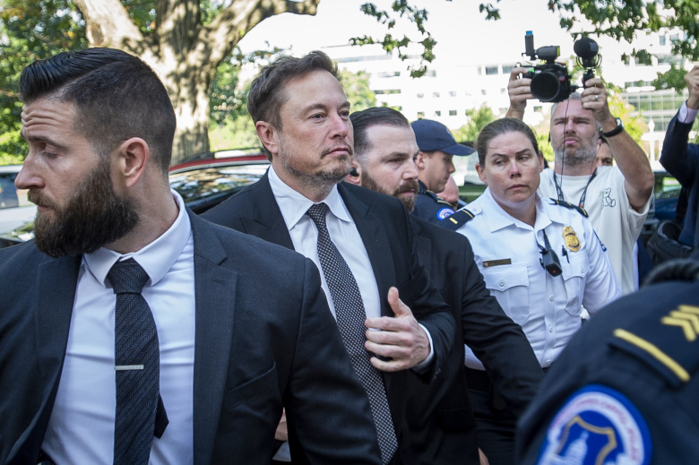 13 сентября 2023 года, Вашингтон. Генеральный директор Tesla, SpaceX и X Илон Маск прибывает в Сенат на форум по искусственному интеллекту