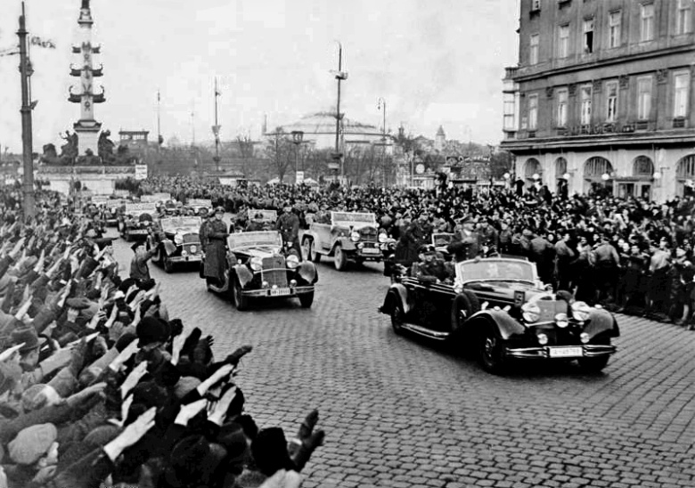 Жители Вены приветствуют Адольфа Гитлера, 12 марта 1938 года