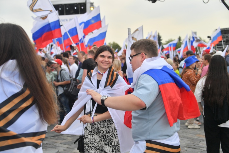 На гала-концерте в честь Дня государственного флага Российской Федерации, Лужники, 22 августа 2022 г. По мнению социологов, молодые люди, указывающие в качестве примера собственной политической активности «участие в митингах и демонстрациях», нередко имеют в виду подобные провластные мероприятия.