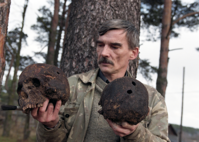 Юрий Дмитриев с останками людей, найденными в тайных могильниках у села Деревянное, 1998 год. Фото: Семен Майстерман / ТАСС