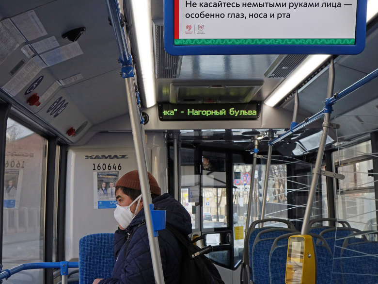 Вторая неделя карантина в Москве. В автобусах можно встретить разве что одиноких курьеров -  офисные сотрудники работают удаленно