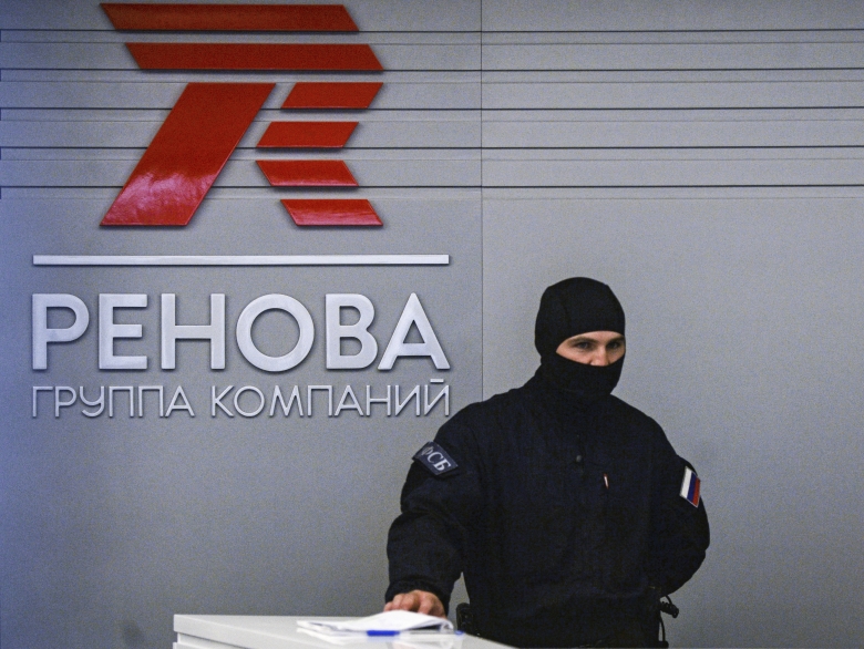 Сотрудник правоохранительных органов в офисе компании "Ренова"