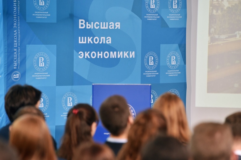 Студенты университета "Высшая школа экономики" перед началом лекции мэра Москвы Сергея Собянина. Фото: Анатолий Жданов / Коммерсантъ