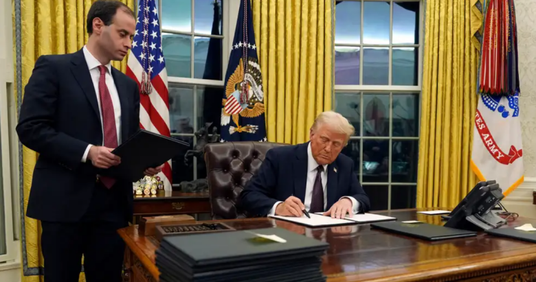 Президент США Дональд Трамп в Овальном кабинете Белого дома, 20 января 2025 года