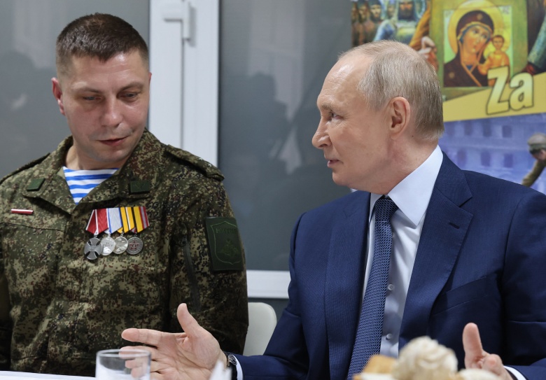 Владимир Путин (справа) беседует с военнослужащими, раненными в ходе российских военных действий в Украине