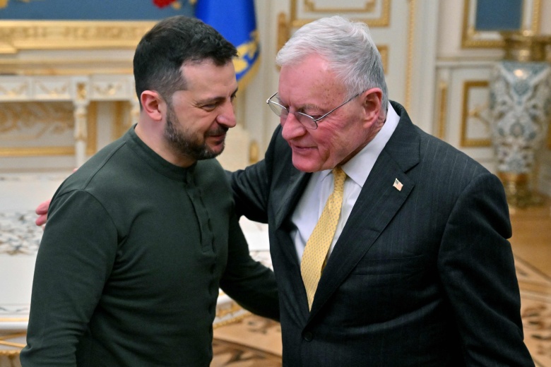 Киев, 20 февраля 2025 года. Президент Украины Владимир Зеленский приветствует спецпредставителя США Кита Келлога в своем офисе
