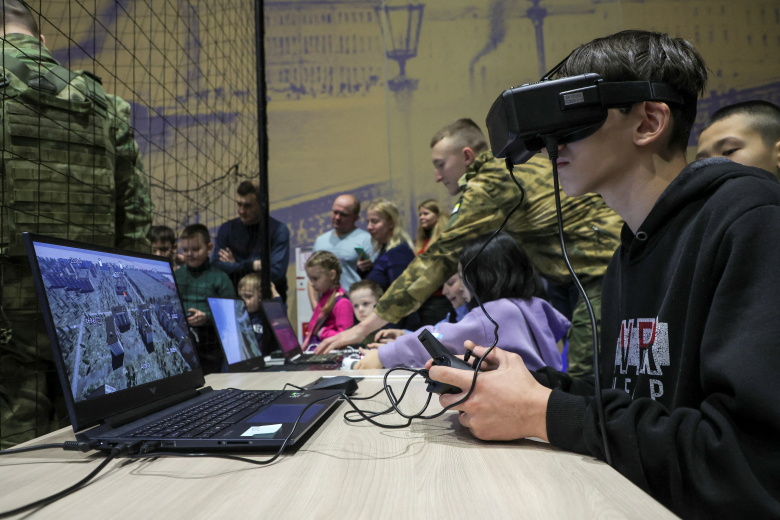 Дети тестируют симуляторы FPV-дронов на патриотическом фестивале «Русские меняют мир» в День защитника Отечества