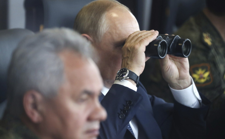 Сергей Шойгу и Владимир Путин во время военных учений