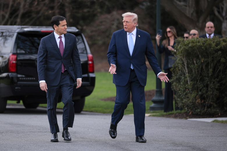 Президент США Дональд Трамп беседует с госсекретарем США Марко Рубио при выходе из Белого дома 20 марта 2026 года.