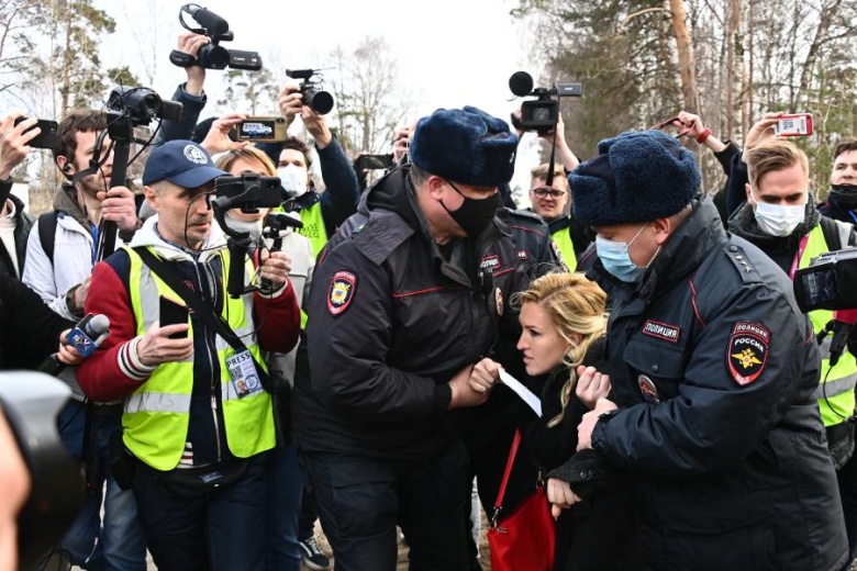 Глава "Альянса врачей" (признан Минюстом иноагентом) Анастасия Васильева и сотрудники правоохранительных органов у исправительной колонии No 2 в городе Покрове Владимирской области, где отбывает наказание Алексей Навальный. Фото: Евгений Одиноков / РИА Новости