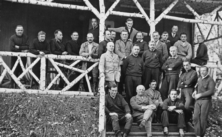 Немецкий персонал химического полигона «Томка», 1928. Заместитель председателя ГПУ Иосиф Уншлихт, куратор военно-химического проекта с советской стороны, докладывал Сталину о результатах испытаний:  «Применение иприта авиацией против живых целей, для заражения местности и населенных пунктов технически вполне возможно и имеет большую ценность».