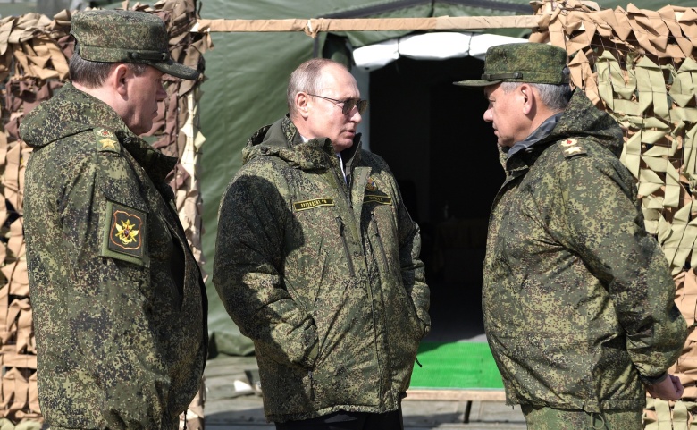Владимир Путин, Сергей Шойгу и Валерий Герасимов на полигоне «Донгуз». Фото: kremlin.ru