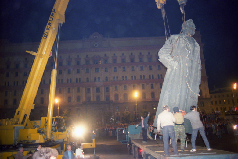 Демонтаж памятника Феликсу Дзержинскому  в Москве, 1991 год. Фото: Игорь Михалев / РИА Новости