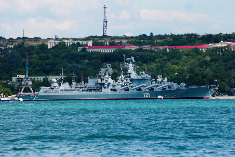 Корабль в бухте Севастополя