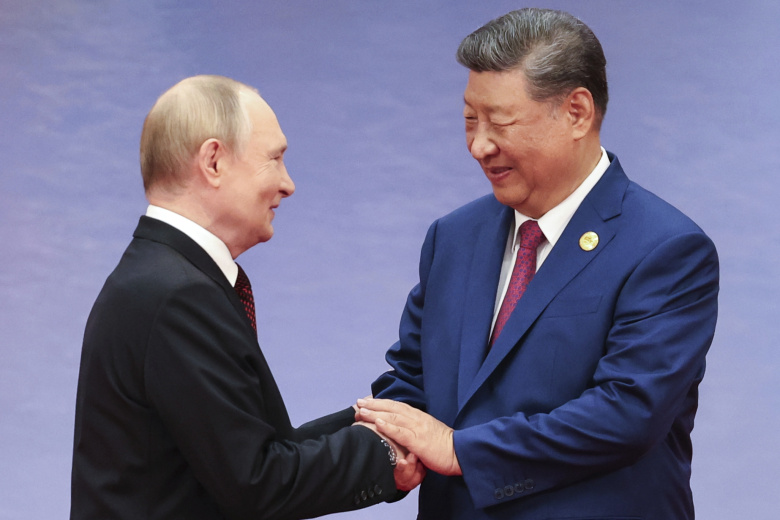 Владимир Путин и Си Цзиньпин пожимают друг другу руки на церемонии приветствия глав государств на саммите ШОС в Тяньцзине, 31 августа 2025 года