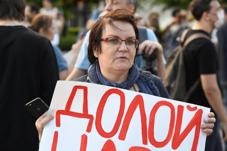 Юлия Галямина во время акции протеста на Пушкинской площади в Москве против внесения поправок в Конституцию РФ. Фото: Илья Питалев / РИА Новости