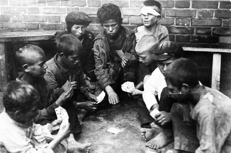 Беспризорники за игрой в карты. Неизвестный фотограф, Москва (?), начало 1920-х гг.