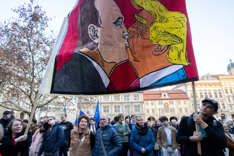 Прага, 7 марта 2025 года. Люди собираюся на антитрамповскую манифестацию под лозунгом "Европа, настал твой черед!"