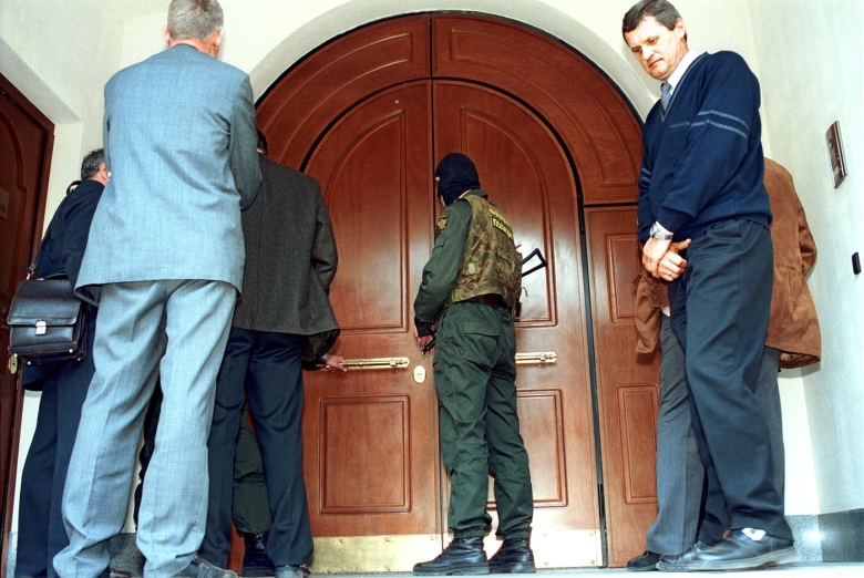 Обыск главного офиса холдинга «Медиа-Мост» сотрудниками ФСБ, налоговой полиции и Генпрокуратуры. Фото: Валерий Мельников / Коммерсантъ