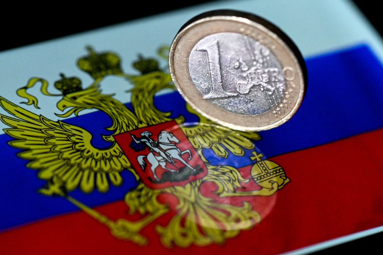 Монета достоинством в один евро на флаге РФ с гербом