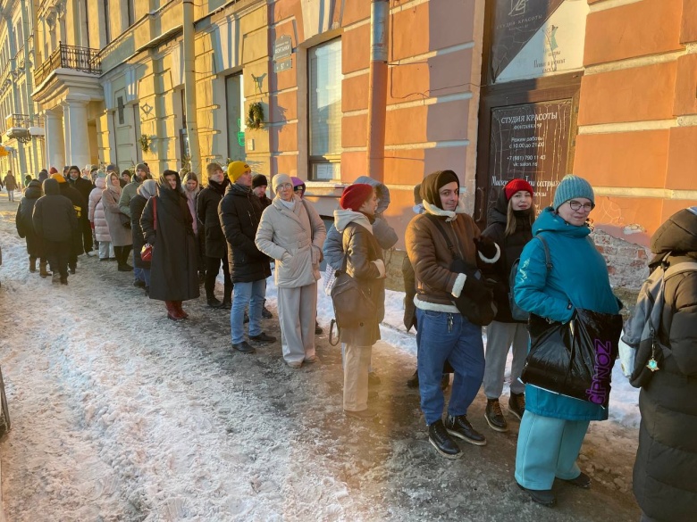 Очередь к точке сбора подписей в поддержку Бориса Надеждина в Санкт-Петербурге