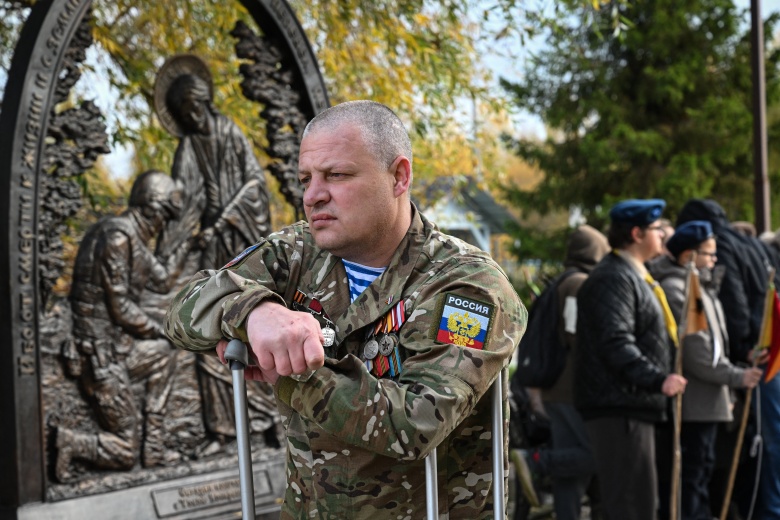 Российский военнослужащий на церемонии открытия памятника погибшим солдатам в Московской области. 12 октября 2025 года