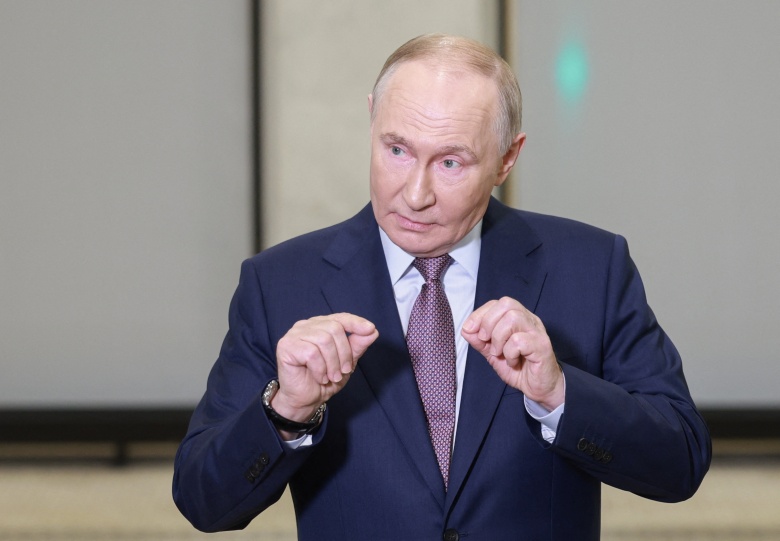 Президент России Владимир Путин встречается с представителями СМИ после посещения заседания Русского географического общества в Москве 23 октября 2025 года