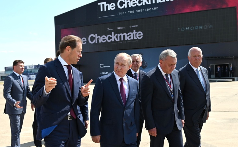 Министр промышленности Денис Мантуров, президент РФ Владимир Путин, вице-премьер Юрий Борисов и глава «Ростеха» Сергей Чемезов во время презентации истребителя Checkmate