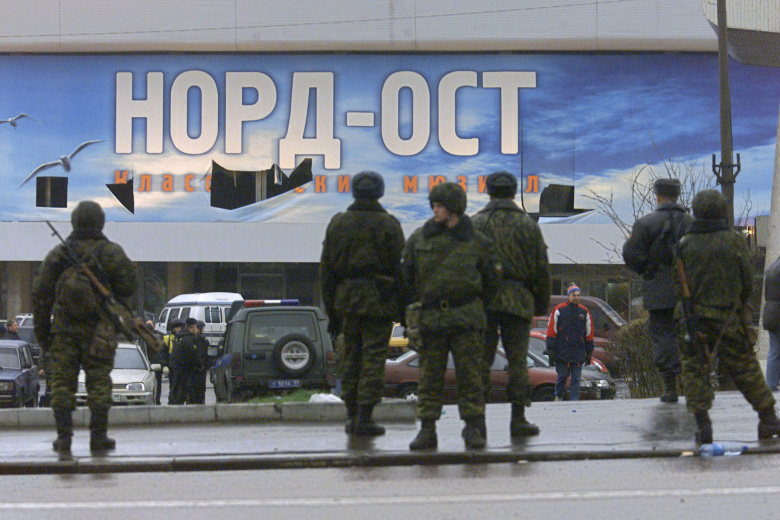 Порванный после спецоперации рекламный плакат мюзикла. 26 октября 2002.
