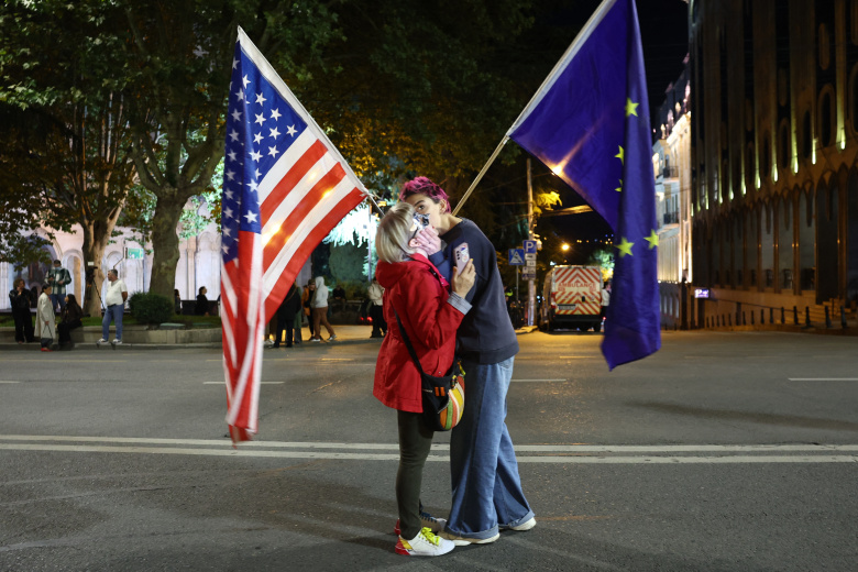 Молодые люди с флагами США и ЕС