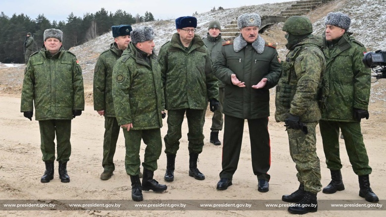 Александр Лукашенко с военными