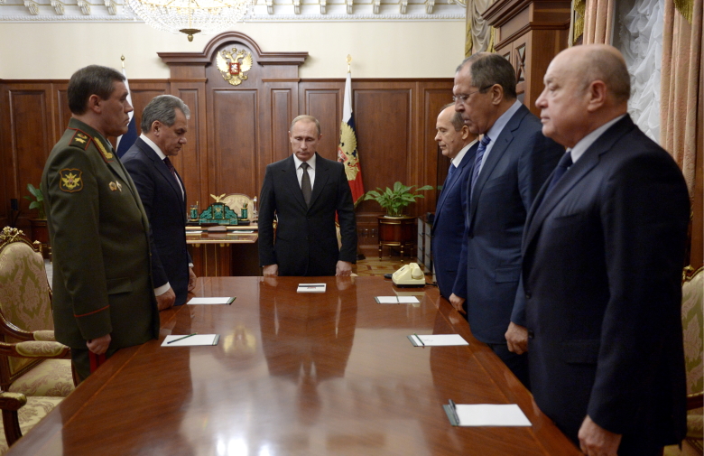 Валерий Герасимов, Сергей Шойгу, Владимир Путин, Александр Бортников, Сергей Лавров и Михаил Фрадков во время минуты молчания.