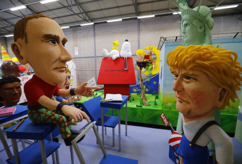 Фигуры Владимира Путина и Дональда Трампа. Фото: Wolfgang Rattay / Reuters
