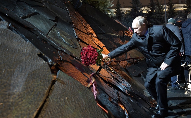 Владимир Путин на церемонии открытия мемориала памяти жертв политических репрессий «Стена скорби». Москва, проспект Сахарова, 30 октября 2017 года