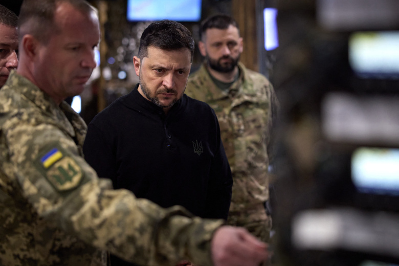 Президент Украины Владимир Зеленский и военнослужащие ВСУ у карты в расположении 65-й отдельной мотострелковой бригады в Запорожской области
