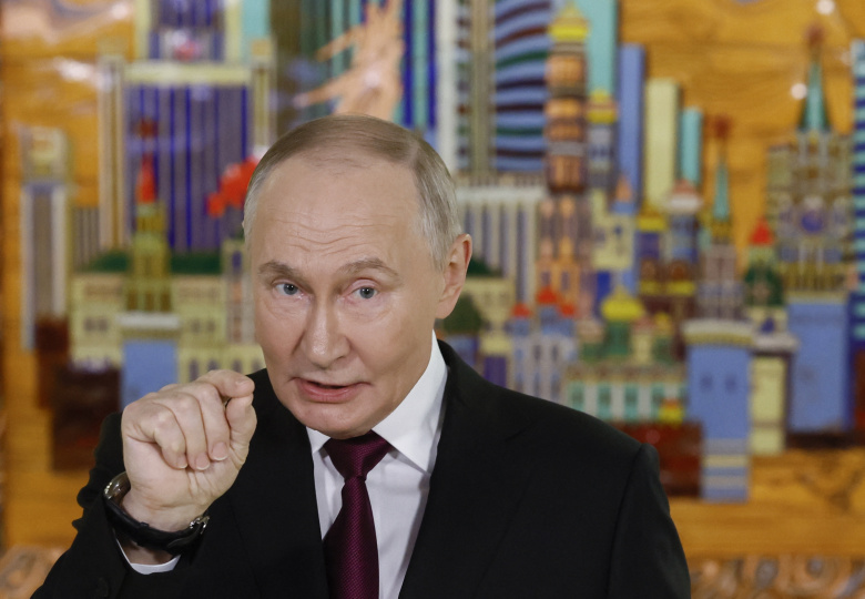 Владимир Путин встречается с представителями СМИ после выступления перед участниками Инвестиционного форума ВТБ «Россия зовёт!» в Москве 2 декабря 2025 года.