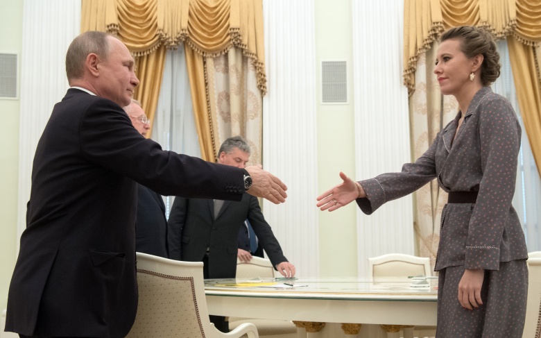 Президент РФ Владимир Путин и кандидат в президенты РФ от партии "Гражданская инициатива" Ксения Собчак, 19 марта 2018 года