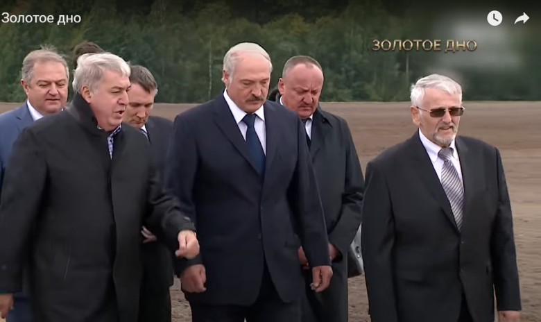 Президент Белоруссии Александр Лукашенко с российским миллиардером Михаилом Гуцериевым (слева). Кадр из фильма Nexta "Лукашенко. Золотое дно"