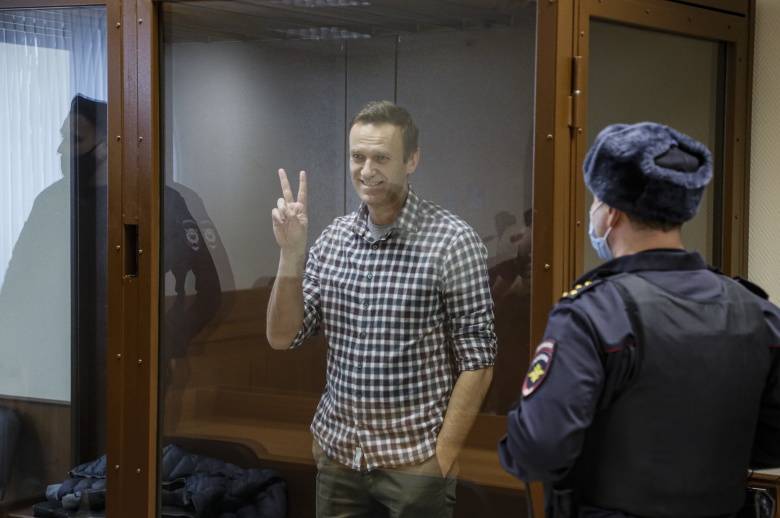 Алексей Навальный перед началом выездного заседания Мосгорсуда в здании Бабушкинского районного суда. Фото: Yuri Kochetkov / EPA / ТАСС