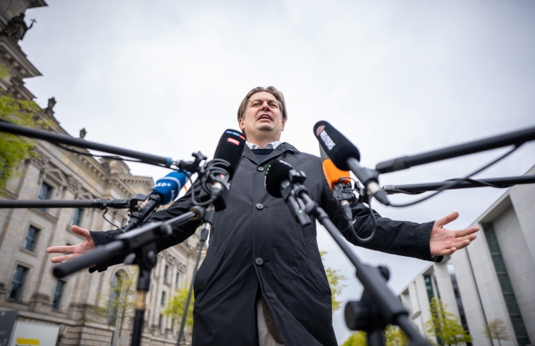 Берлин, 24 апреля 2024 года. Максимиллиан Крах, лидер партийного списка AfD на европейских парламентских выборах, делает заявление для прессы: одного из его сотрудников подозревают в шпионаже на Китай