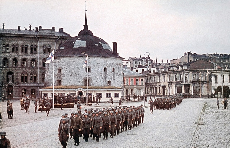 Финские войска на параде в захваченном Выборге (Виипури, до марта 1940-го — часть Финляндии), август 1941 года
