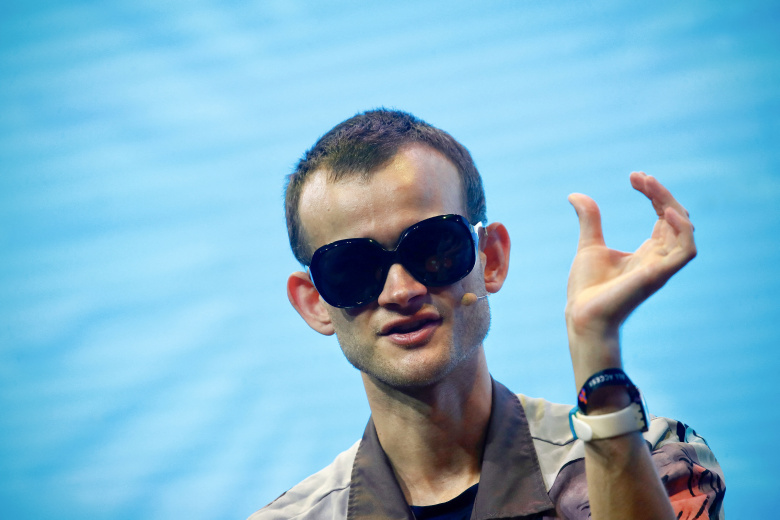 Сооснователь криптовалюты Ethereum Виталик Бутерин выступает с речью на выставке Devconnect Argentina, посвященной Ethereum, в Буэнос-Айресе 18 ноября 2025 года.