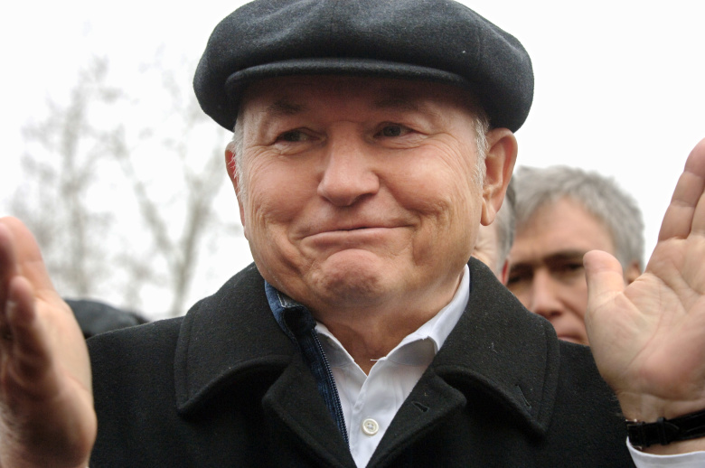 Мэр столицы Юрий Лужков на месте сноса последней панельной хрущевской пятиэтажки в Центральном округе, 2006. Фото: Александр Саверкин / ТАСС