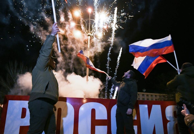 Жители Донецка празднуют подписание документов о признании Российской Федерацией Луганской Народной Республики и Донецкой Народной Республики