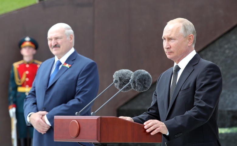 Владимир Путин на церемонии открытия Ржевского мемориала Советскому солдату с Александром Лукашенко. Фото: kremlin.ru