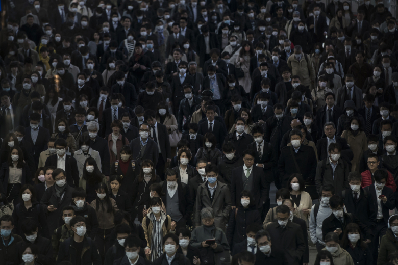 Офисные работники утром в час пик, Япония, Токио, 26  марта 2020 года. Фото: Tomohiro Ohsumi / Getty Images